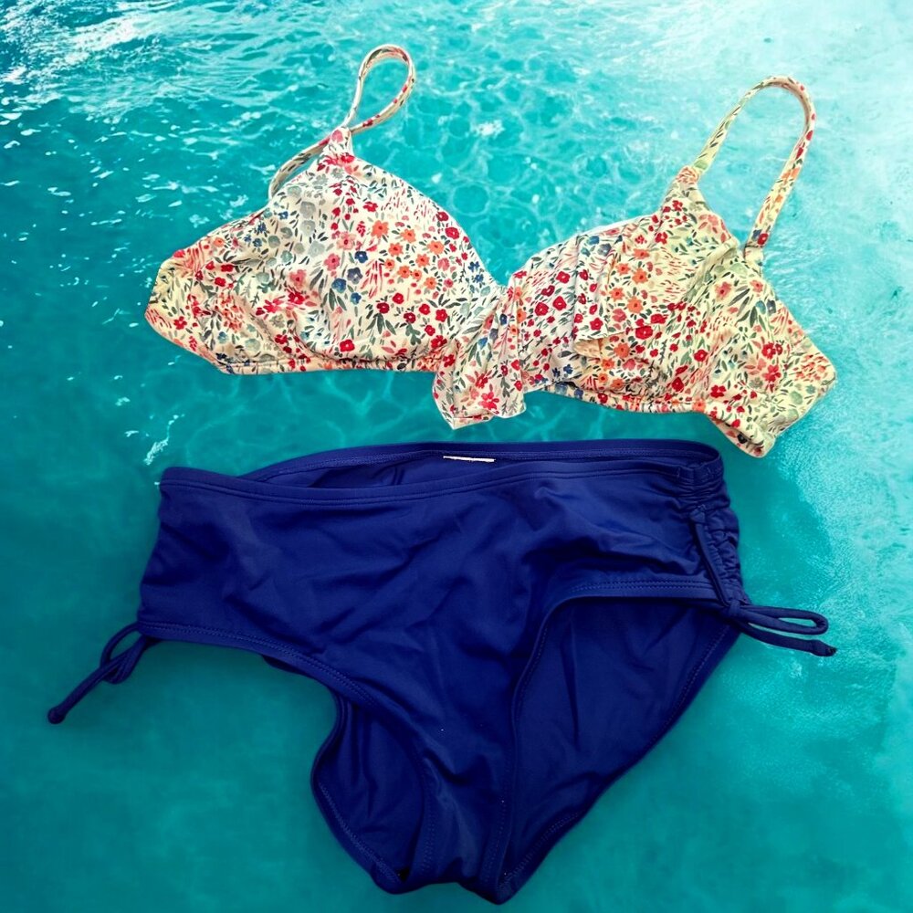 Bikini Floral Ruffle: Woman Size S - Because Making Waves Isn't Just for Pools!